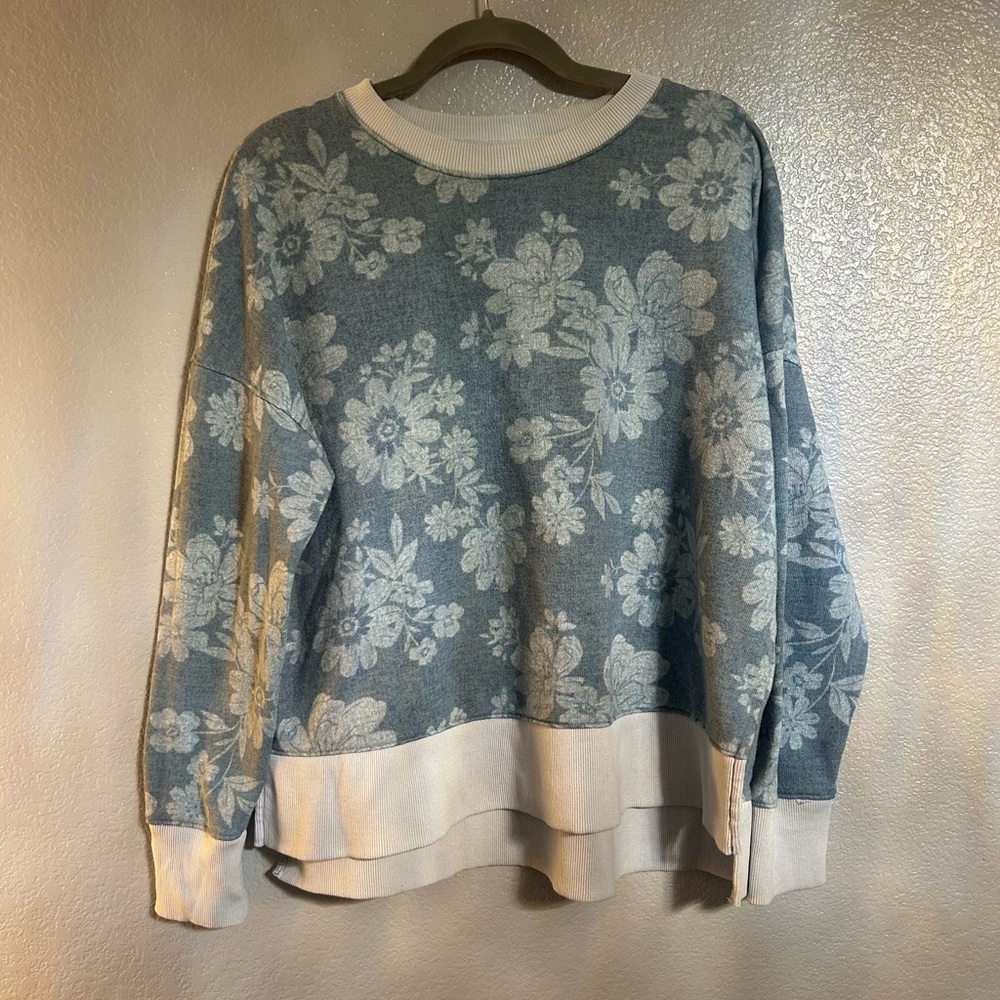 Women’s blue flower graphic pull over sweater size large